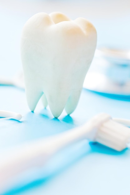 Primer plano de prótesis dentales y cepillo de dientes en la mesa