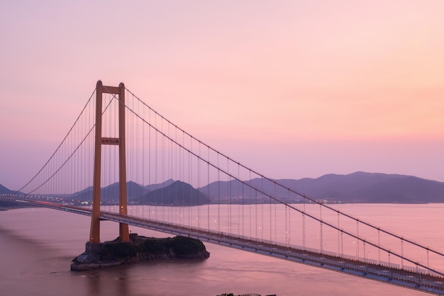 Primer plano del puente colgante de Zhoushan crosssea el texto chino en la torre del puente es el puente xihoumen