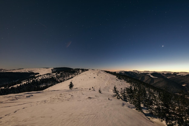 Un primer plano de un puente cubierto de nieve