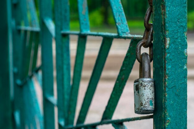 Primer plano de una puerta de acero cerrada bloqueada con una cadena de hierro y un candado