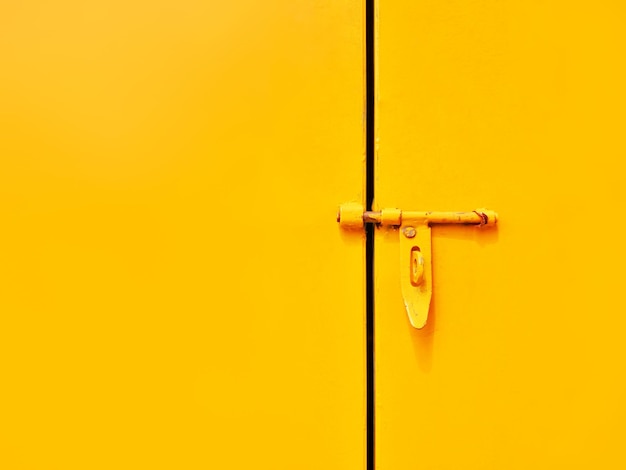 Foto primer plano de la puerta amarilla