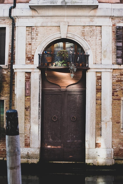 Foto primer plano de la puerta cerrada de un edificio histórico