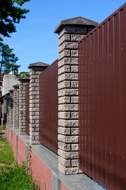 Primer plano de puerta de hierro marrón de una cerca de puerta de metal