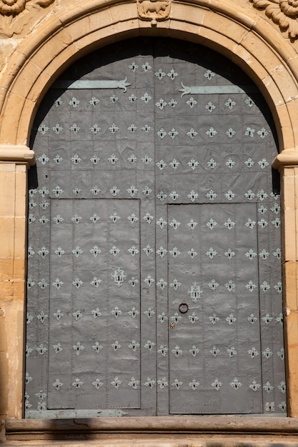 Foto primer plano de la puerta de la iglesia, beceite, españa