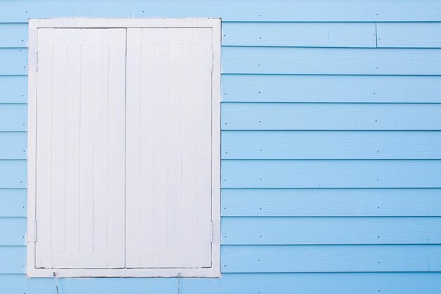 Primer plano de una puerta de madera cerrada