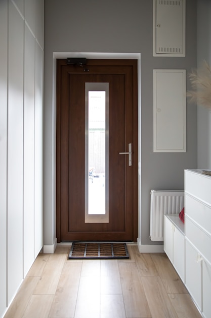 Foto primer plano de una puerta de madera en el pasillo al estilo minimalista.