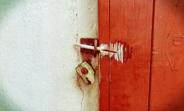 Foto primer plano de una puerta de madera roja cerrada