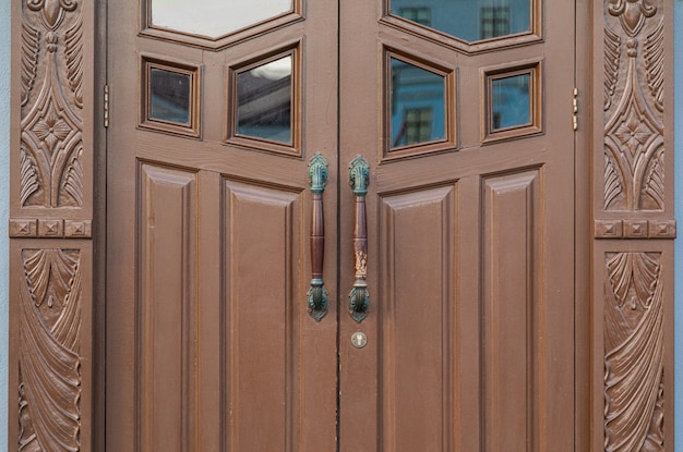 Primer plano de puerta de madera con talla