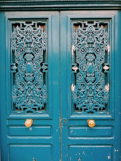 Primer plano de una puerta de madera