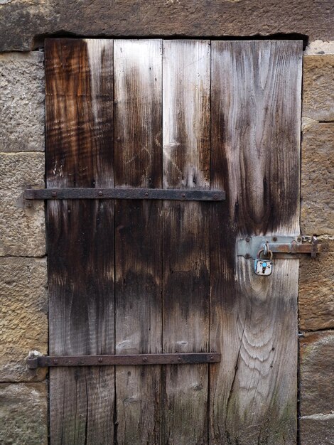 Primer plano de una puerta de madera