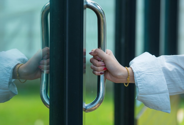 Foto primer plano de una puerta de metal con la mano