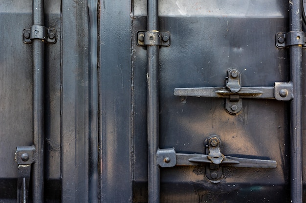 Primer plano de la puerta de metal