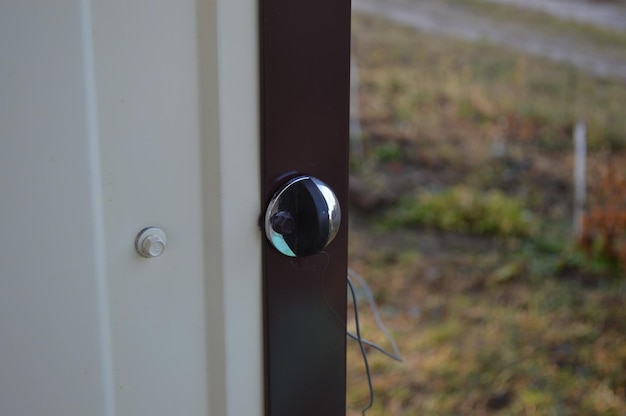 Foto primer plano de una puerta metálica en el campo