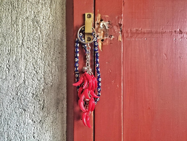 Foto primer plano de una puerta roja con llaveros colgantes