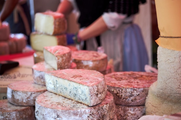 Primer plano de un puesto de queso móvil