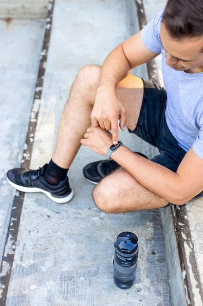 Primer plano de una pulsera de fitness en el brazo de un hombre