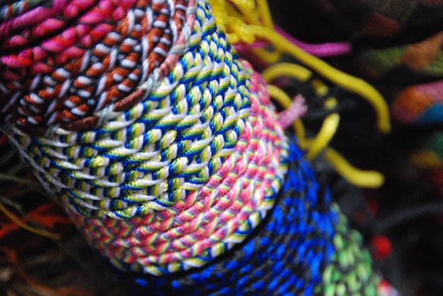 Primer plano de las pulseras de colores