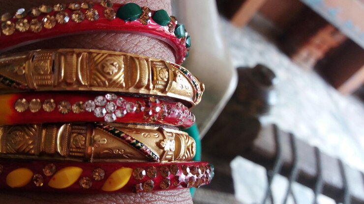 Foto primer plano de las pulseras en la mano