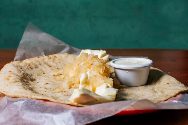 Foto primer plano de quesillo nicaragüense servido en mesa de madera quesillo nicaragüense tradicional servido en mesa de madera quesillo nicaragüense tradicional servido en mesa de madera con espacio para copiar