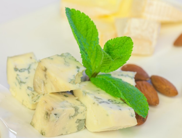 Primer plano de queso azul con uva y nueces