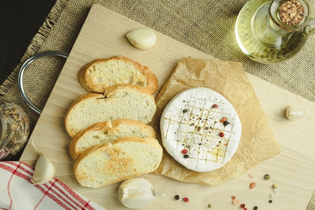 Primer plano de queso camembert francés listo para ser horneado en el horno