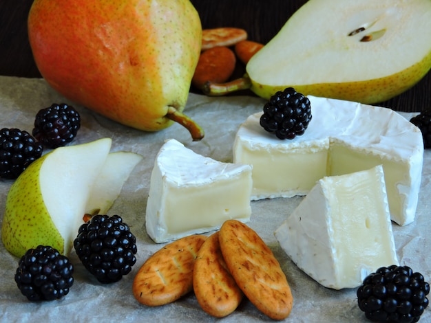 Foto primer plano de queso camembert fresco