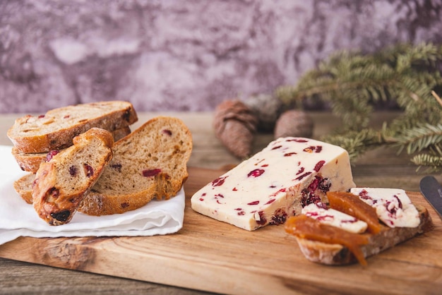 Un primer plano de queso Wensleydale con arándanos y vino