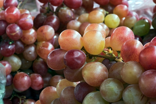 Primer plano de racimos de uvas