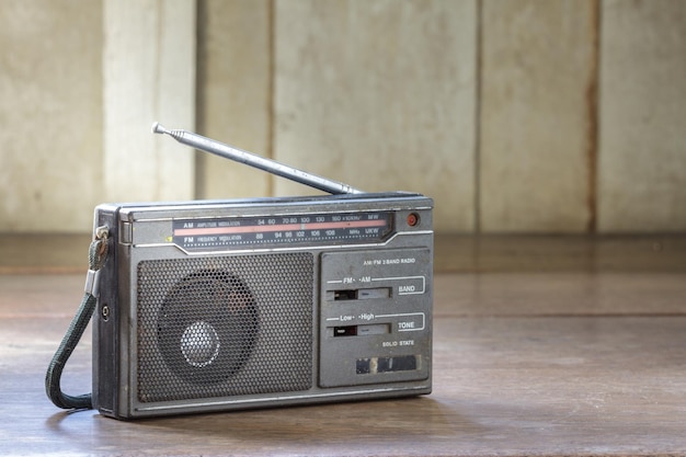 Foto primer plano de una radio en el suelo de madera dura