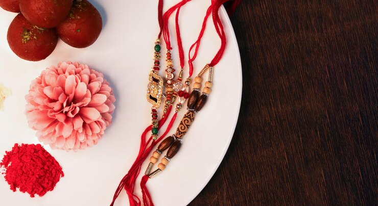 primer plano de rakhi y dulces con pooja thali