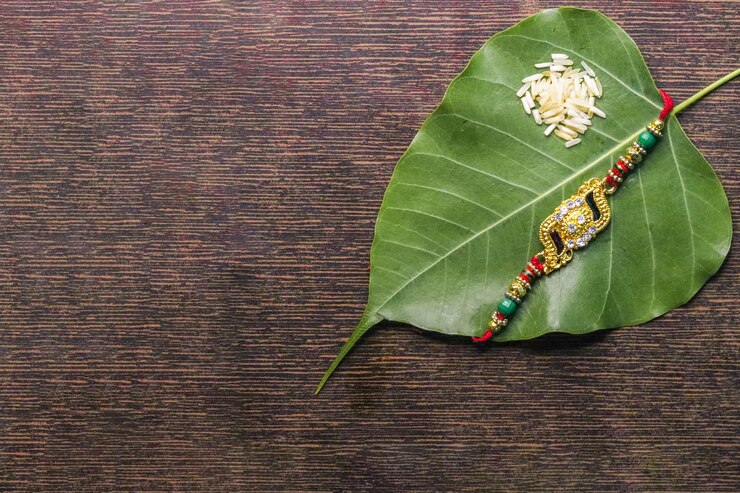 Un primer plano de Rakhi con Pooja Thali