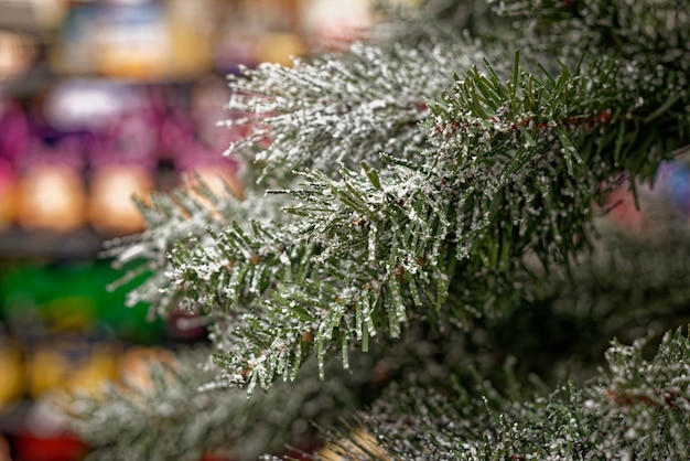 Primer plano de las ramas de los árboles de Navidad artificiales