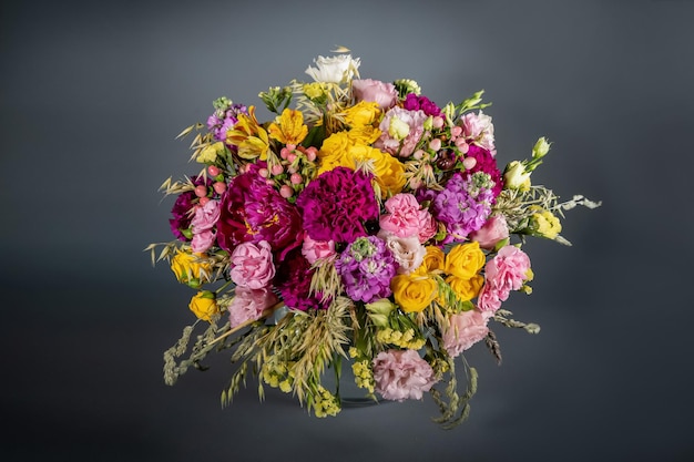 Primer plano ramo de flores de boda Aislado en un fondo gris Delicado ramo en colores pastel Flores de verano