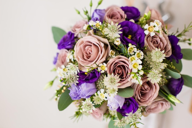Primer plano de un ramo de flores contra un fondo blanco