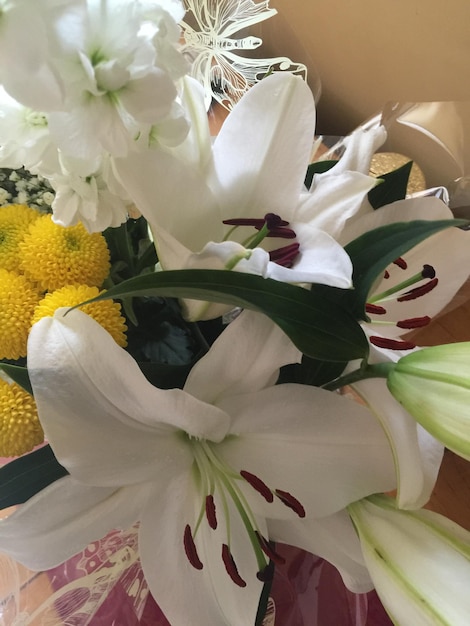 Primer plano de un ramo de flores de lirio