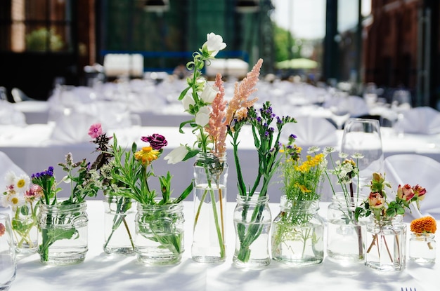 Primer plano de un ramo de flores en la mesa