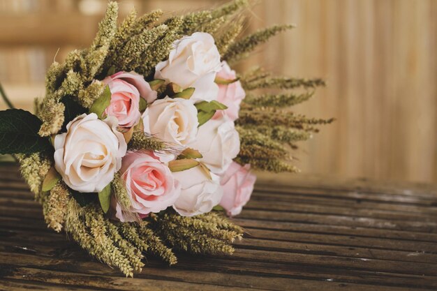 Foto primer plano de un ramo de rosas en la mesa