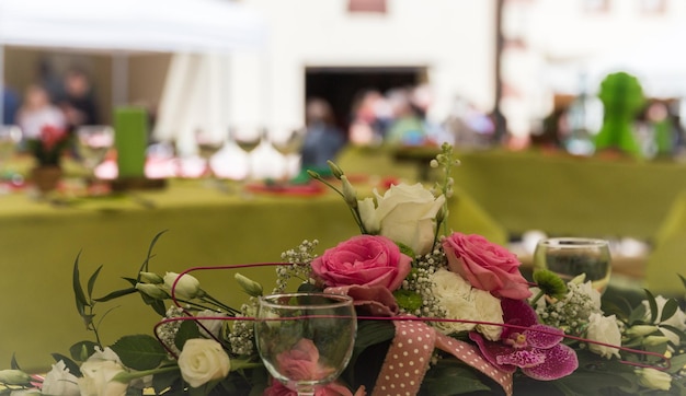 Foto primer plano de un ramo de rosas en la mesa