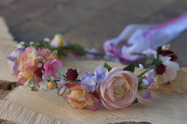 Primer plano de un ramo de rosas en la mesa