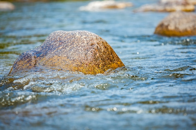 Primer plano de rápidos de agua.