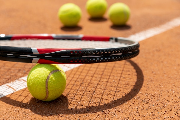 Primer plano raqueta de tenis sobre pelota