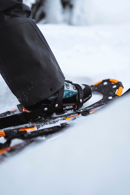 Primer plano de raquetas de nieve en un pico nevado