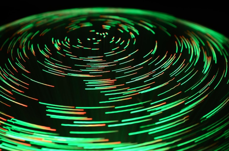 Foto primer plano del rastro de luz contra un fondo negro