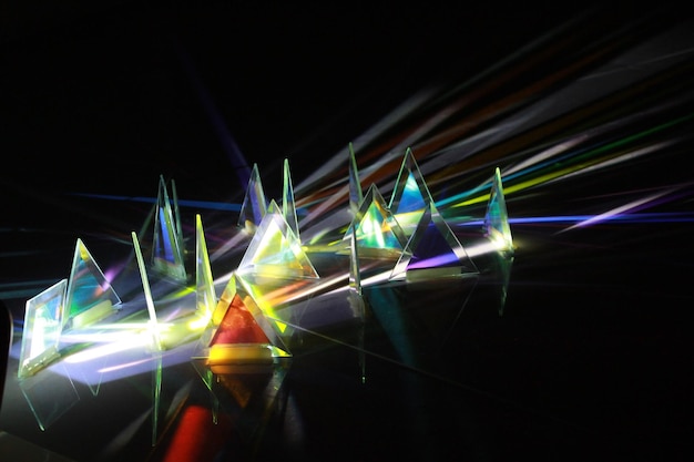 Primer plano de rastros de luz en medio de un prisma contra un fondo negro