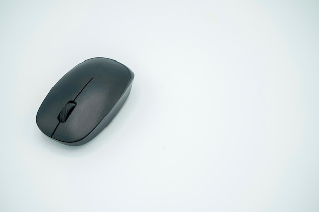 Primer plano de un ratón de computadora contra un fondo blanco