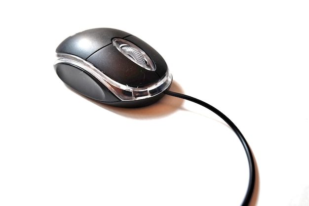 Primer plano de un ratón de computadora contra un fondo blanco
