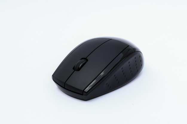 Primer plano de un ratón de computadora sobre un fondo blanco