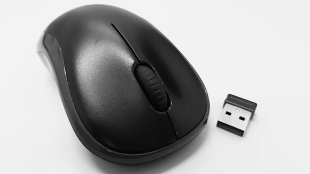 Primer plano de un ratón inalámbrico USB contra un fondo blanco