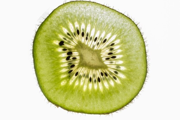 Primer plano de una rebanada de kiwi sobre un fondo blanco