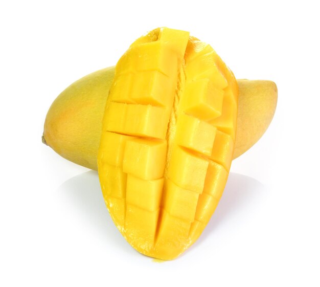 Primer plano de una rebanada de naranja sobre un fondo blanco